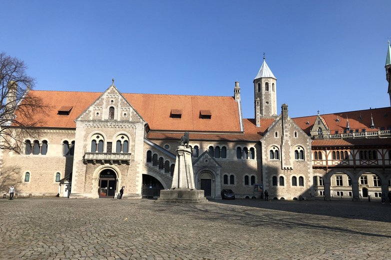 Der Burgplatz in Braunschweig mit dem Löwen.