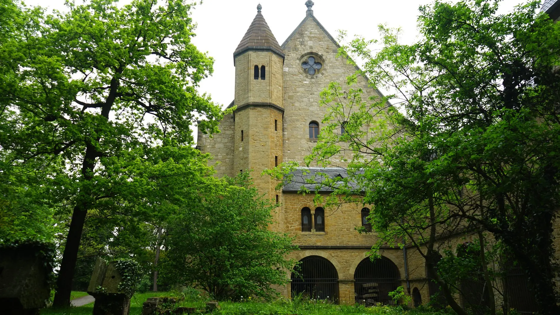 Der im 19. Jahrhundert angebaute Dornröschenturm.