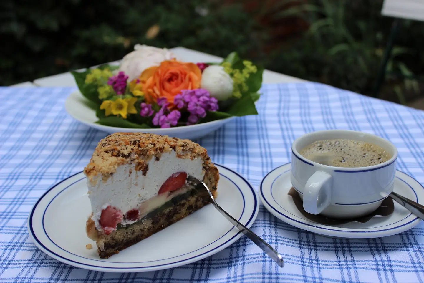 Kuchen auf einer karierten Tischdecke.