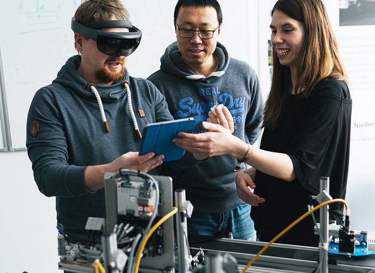 Studenten der TU Clausthal beim Austesten und Tüfteln einer Virtual Reality-Anwendung.