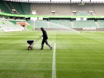 vflwob_greenkeeper6 Nach dem Spiel ist vor dem Spiel: Nachsähen und Wässern.