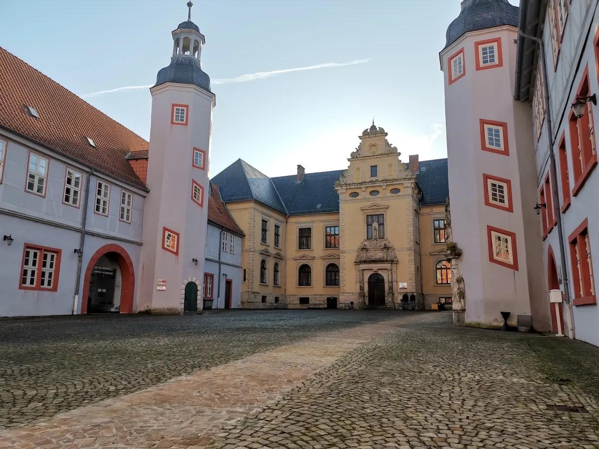Blick auf den Juleumshof: Hier finden in diesem Jahr 235 Zuhörer Platz.
