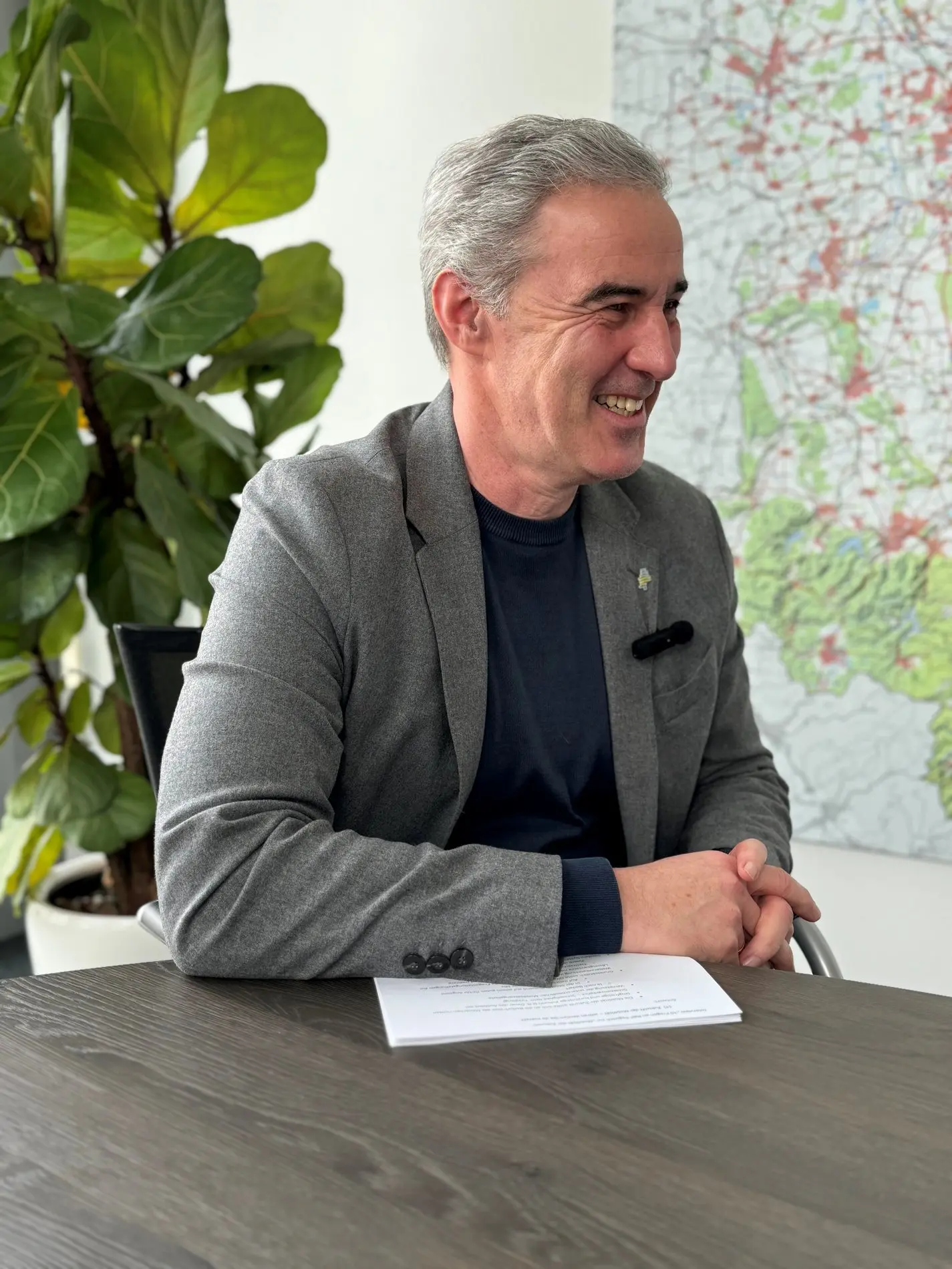 Ralf Sygusch lächelt seine gesprächspartnerin an.