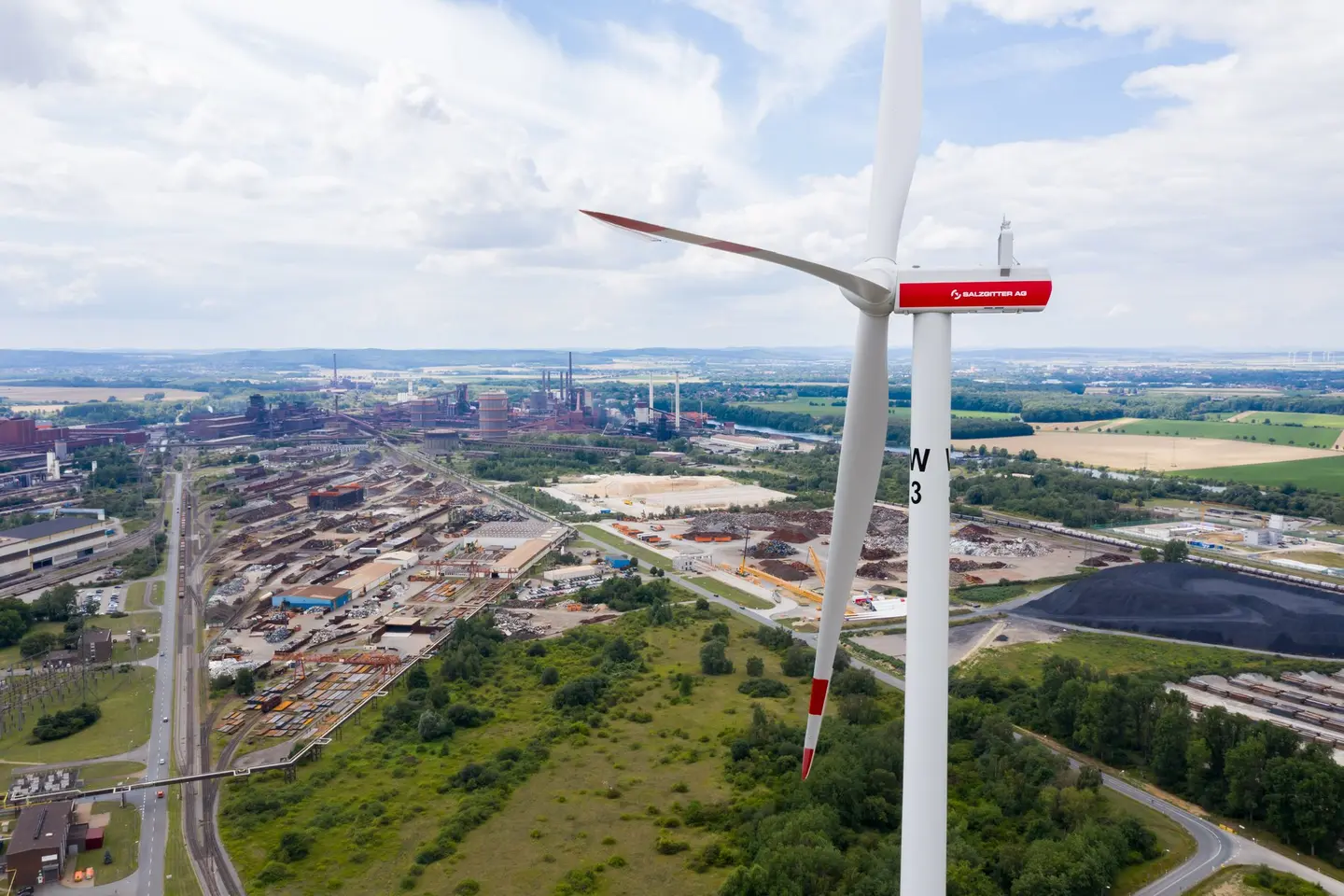 Windräder auf dem Gelände der Salzgitter AG.