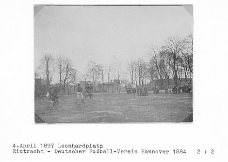 Eine historische Aufnahme von einem Fußballspiel in Braunschweig.