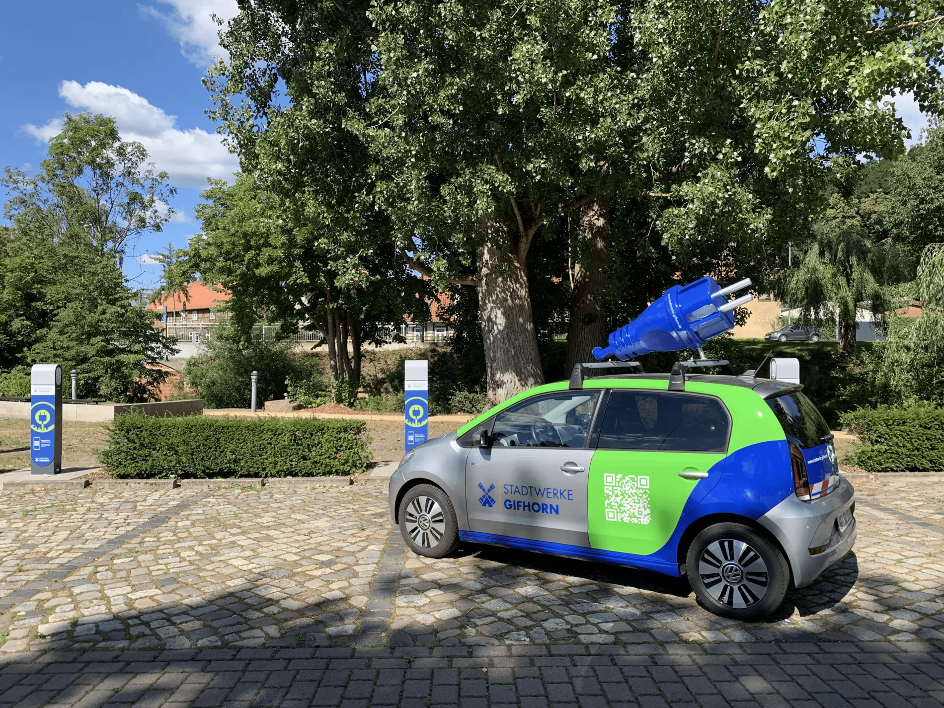 Ein Kleinwagen, blau-grau-grün lackiert.