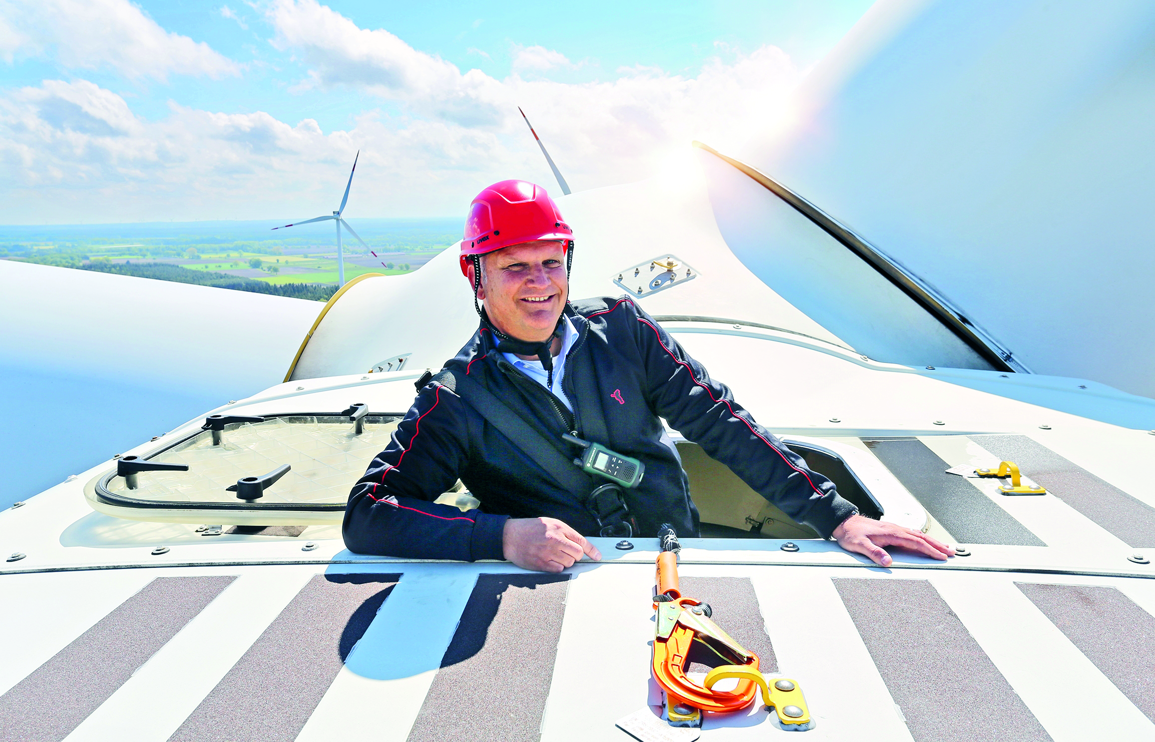 Ivo Grünhagen an der Spitze eines Windrades der BRAWO GROUP.