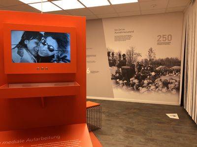 Die Multimedia-Ausstellung in Lengede zeigt historische Bilder in modernem Rahmen.  