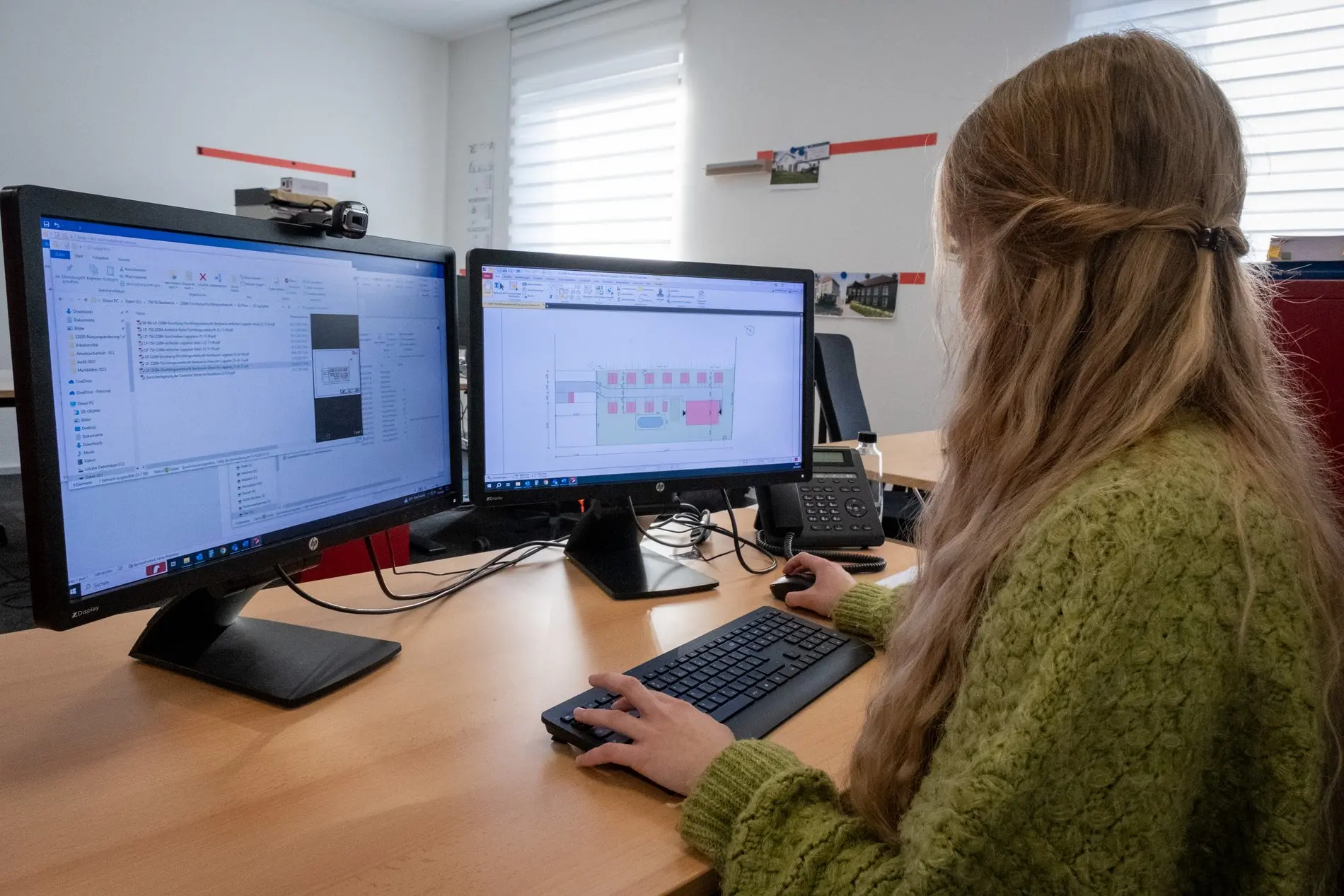 Auch Nele arbeitet mit BIM im modern eingerichteten Büro.