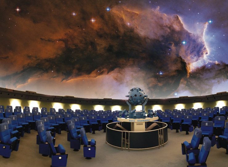 Kosmischer Nebel - Projektion im Kuppelsaal des Planetariums