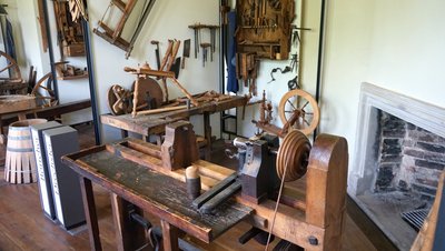 Man sieht die Werkstatt des Drechslers und des Böttchers