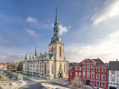 Man blickt über den Kornmarkt auf die Wolfenbüttler Hauptkirche