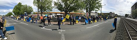 Fans stehen an der Hamburger Straße Spalier für den Eintracht-Mannschaftsbus. 