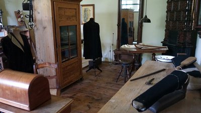 Blick in die Schneiderwerkstatt im Museum Burg Brome