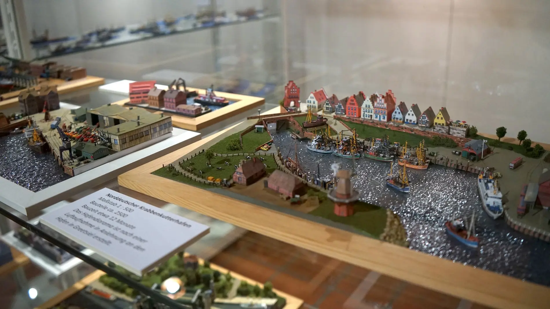 Die Papierausstellung zeigt einen norddeutschen Krabbenkutterhafen aus Papier