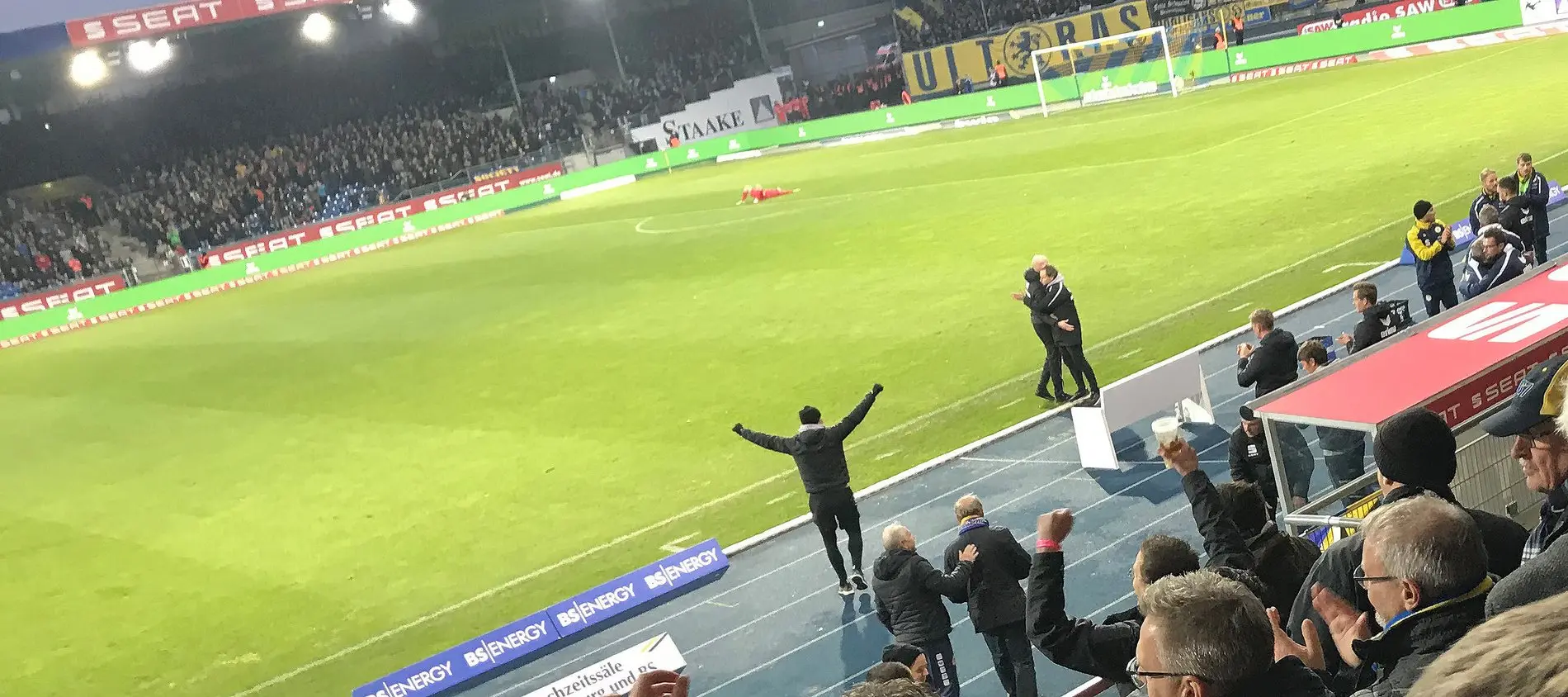 Eintracht-Trainer Antwerpen jubelt nach dem Sieg gegen Chemnitz. 