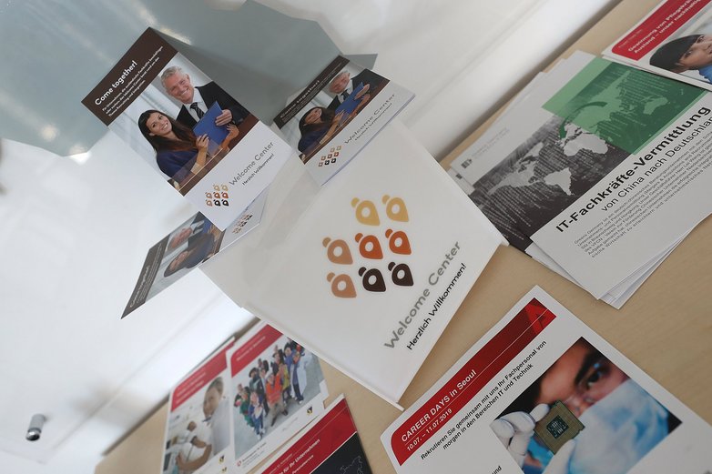 Informationsmaterial zur Gewinnung ausländischer Fachkräfte im Welcome Center der Region.  