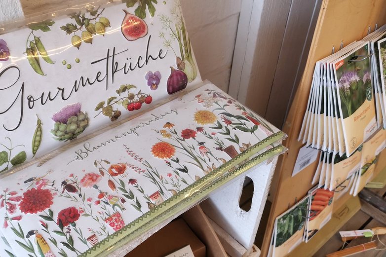 Im Klosterladen der Klostergärtnerei Riddagshausen werden neben Bio-Sämereien auch Geschenkartikel angeboten. 