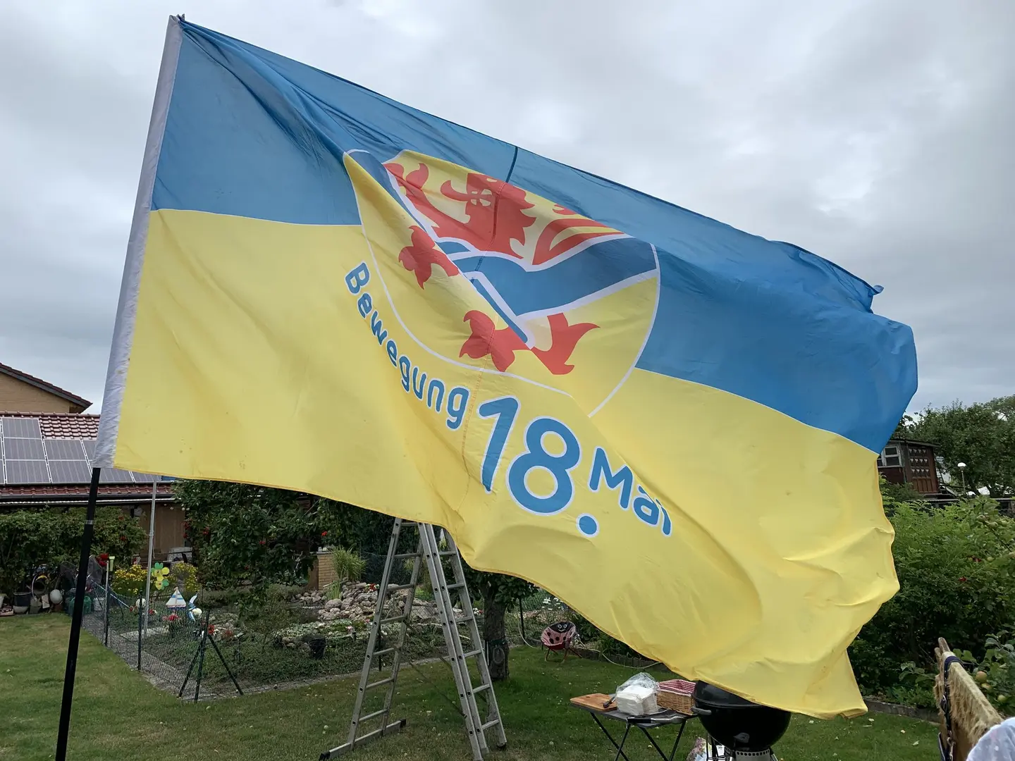 Eine blau-gelbe Fahne.