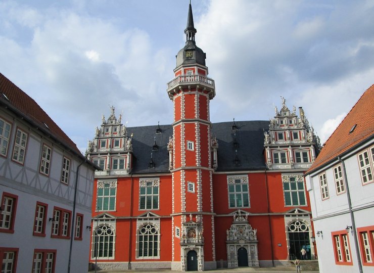 Das rote Aula-Gebäude des Juleum Novum, der ehemaligen Universität Helmstedt. 