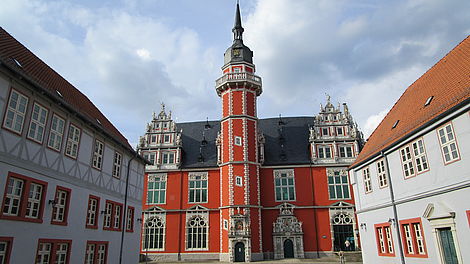 Das rote Aula-Gebäude des Juleum Novum, der ehemaligen Universität Helmstedt. 