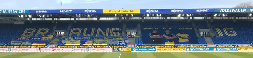 Die leere Gegengerade im Eintracht-Stadion.