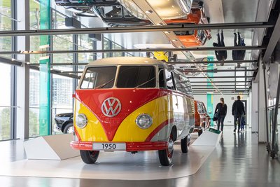 Man blickt auf einen bunten T1 Bus, Exponat einer Austellung des Zeithauses in der Autostadt 