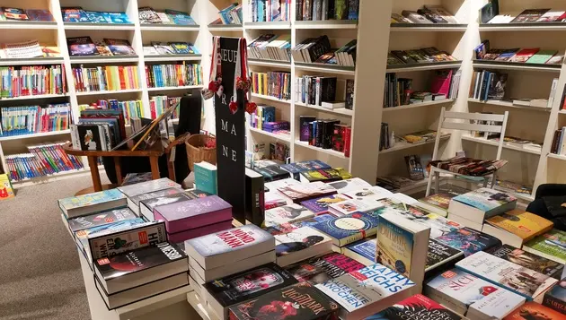 Bücherregale und eine Auslage in der Bücher-Heimat in Bad Harzburg.  