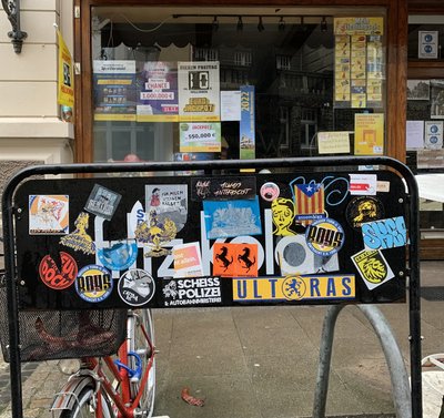 Aufkleber eines Fußballvereins auf der Rückseite eines Straßenschildes.