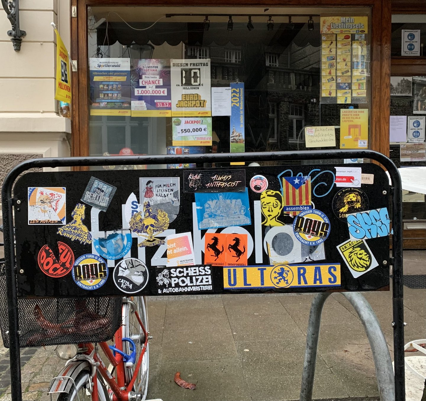 Aufkleber eines Fußballvereins auf der Rückseite eines Straßenschildes.