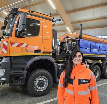 Gurbet Cakil ist Leiterin der Autobahnmeisterei Braunschweig-Hafen. (Bildrechte: Beate Ziehres)