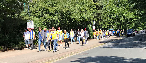 Eintracht-Fans in der Rheingoldstraße auf dem Weg zum Stadion.