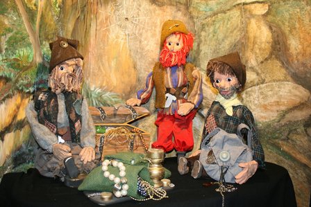 Hier sitzen die drei wilden Räuber Nimrod, Rufus und Gehasi in ihrer Räuberhöhle