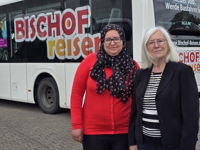 Welcome Center hat erfolgreich vermittelt: Hayet Laouini und Edith Bischof von Bischof-Reisen