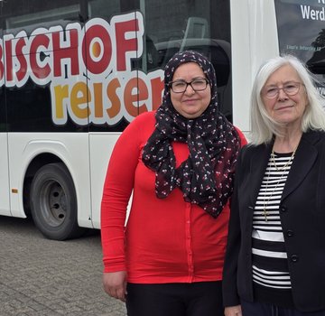 Welcome Center hat erfolgreich vermittelt: Hayet Laouini und Edith Bischof von Bischof-Reisen (Bildrechte: Beate Ziehres)