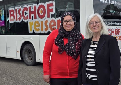 Tunesische Fachkraft und Reiseunternehmen sind glücklich