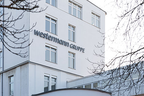 Die weiße Fassade der Westermann Gruppe in Braunschweig. 