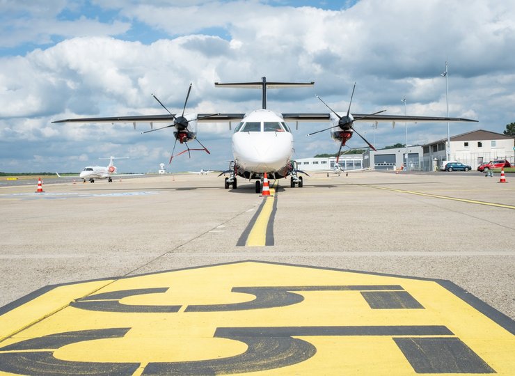 Ein Flugzeug auf der Startbahn des Flughafen Braunschweig-Wolfsburg.