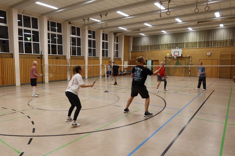 Menschen beim Badminton-Spielen.