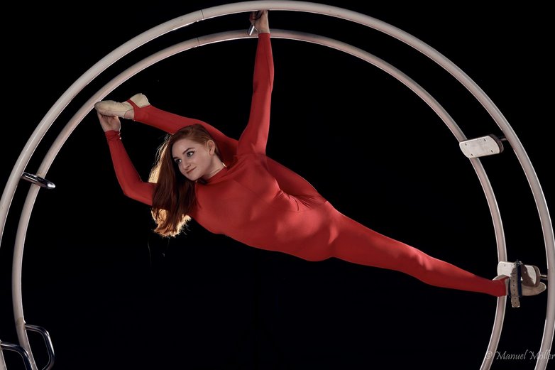 Karina Peisker zeigt ihr Können im Rhönrad.