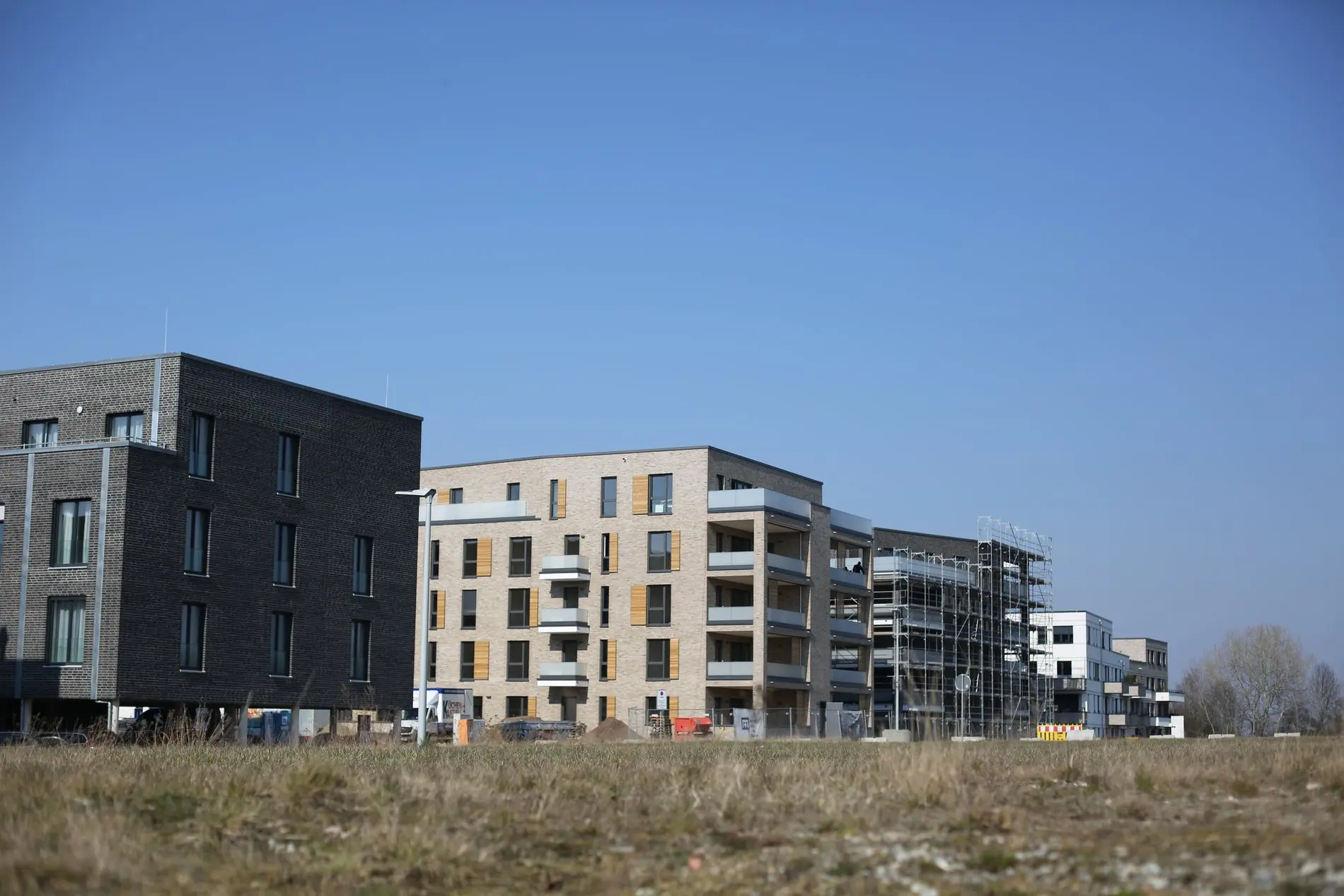 Eine Reihe von Appartementhäusern.