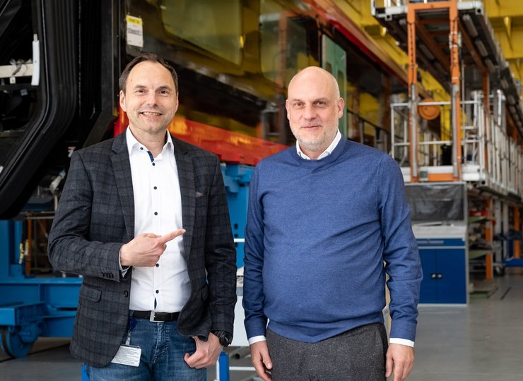 Dr. Jens Sprotte und Andreas Florez in einer Werkhalle von Alstom.