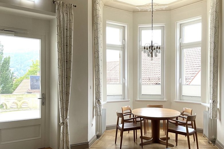 Ein lichtdurchflutetes Zimmer in einem Altbau.