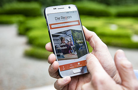 Die App&quot;Die Region Braunschweig-Wolfsburg&quot; auf einem Smartphone geöffnet