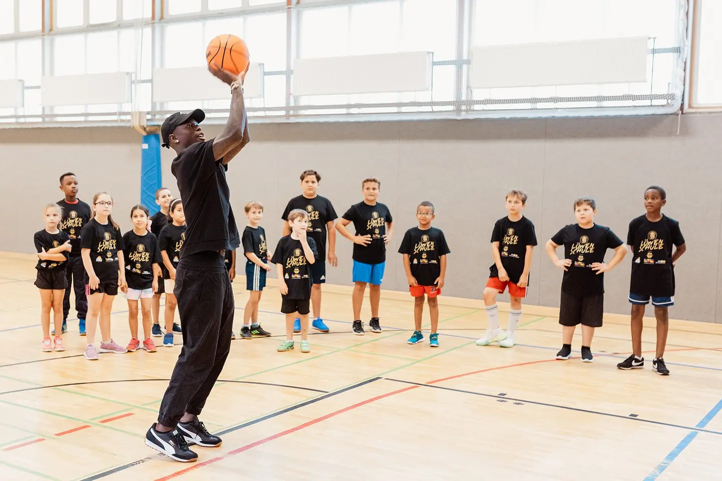 Basketball-Star Dennis Schröder zeigt den Kids, wie es geht.