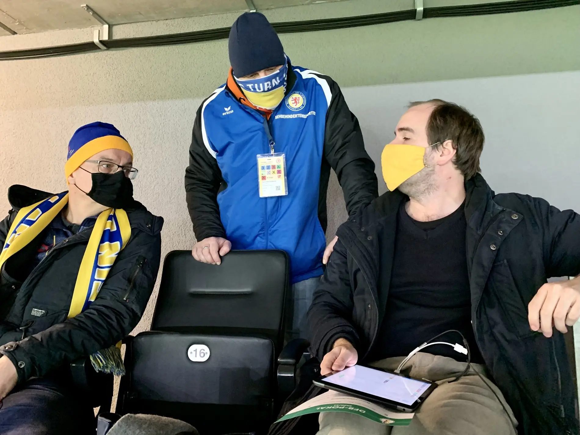 Drei Eintracht Braunschweig-Fans im Stadion.