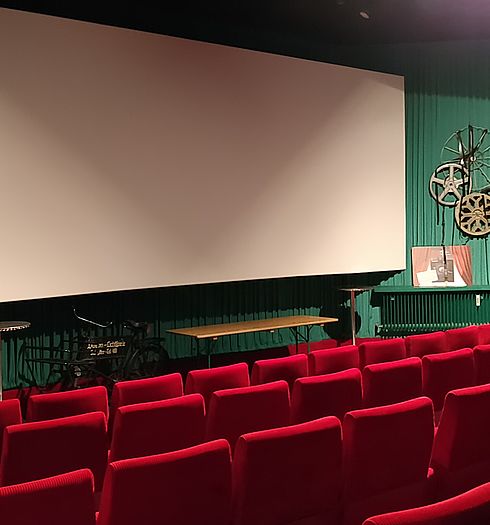 Der grün-rot gehaltene Kinosaal Cinema Salzgitter-Bad.
