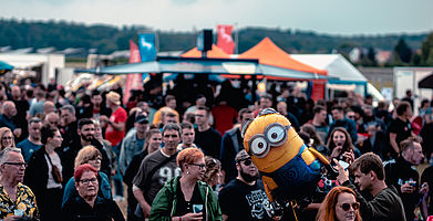 Fans feiern bei einem Open-Air-Festival.
