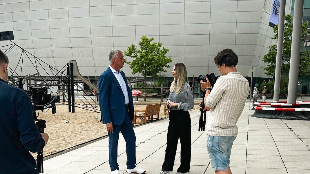 Influencerin Denise Goernandt beim Dreh in der Autostadt