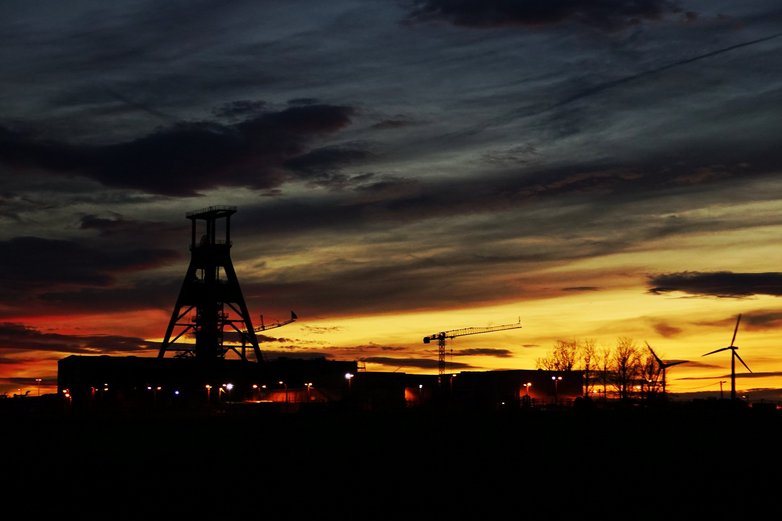 Schacht Konrad vor dem Sonnenuntergang.